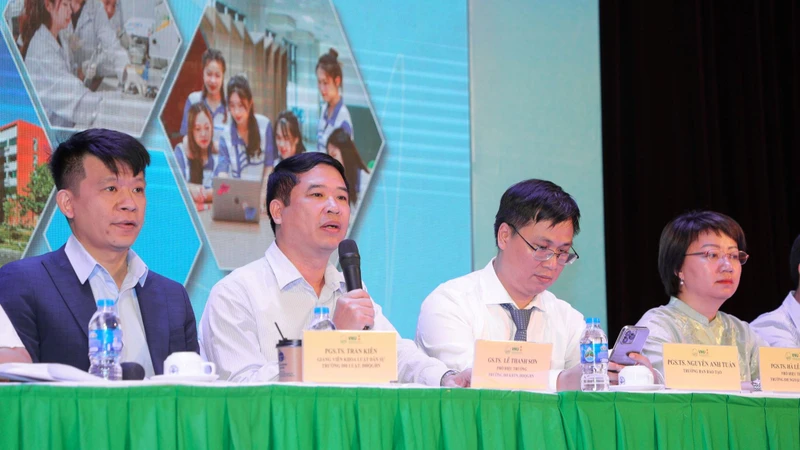 Cán bộ Đại học Quốc gia Hà Nội giải đáp thắc mắc, kiến nghị của học sinh tại ngày hội tư vấn. 