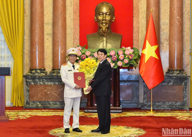 Chủ tịch nước Lương Cường trao quyết định thăng cấp bậc hàm Thượng tướng cho đồng chí Lê Quốc Hùng.