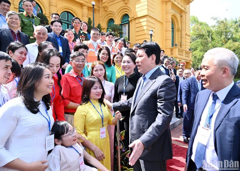 Chủ tịch nước Lương cường gặp mặt thân mật 100 điển hình tiêu biểu trong chương trình “Việc tử tế”.