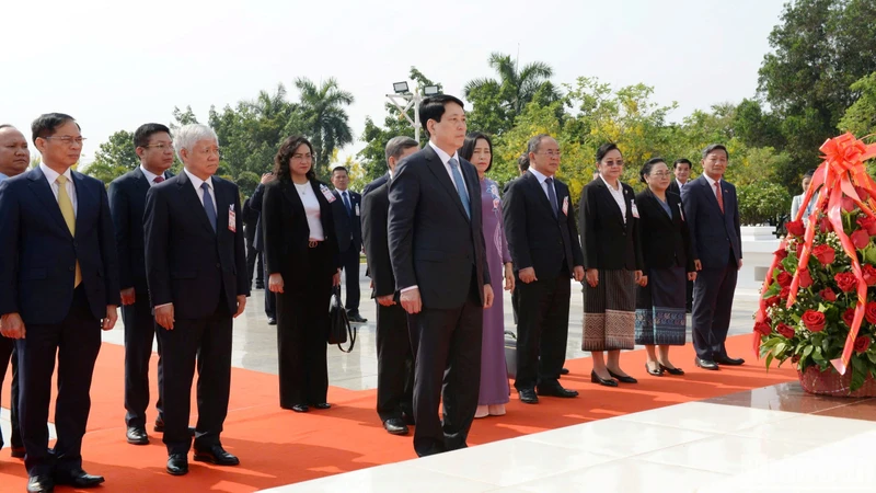Chủ tịch nước Lương Cường và Đoàn đại biểu cấp cao Việt Nam dâng hoa tưởng nhớ Chủ tịch Kaysone Phomvihane.