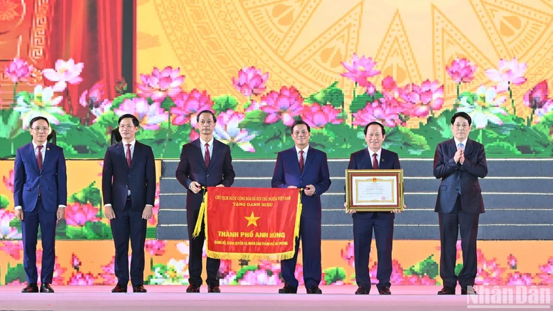 Chủ tịch nước Lương Cường trao danh hiệu Thành phố Anh hùng cho thành phố Hải Phòng (ẢNH: THỦY NGUYÊN)