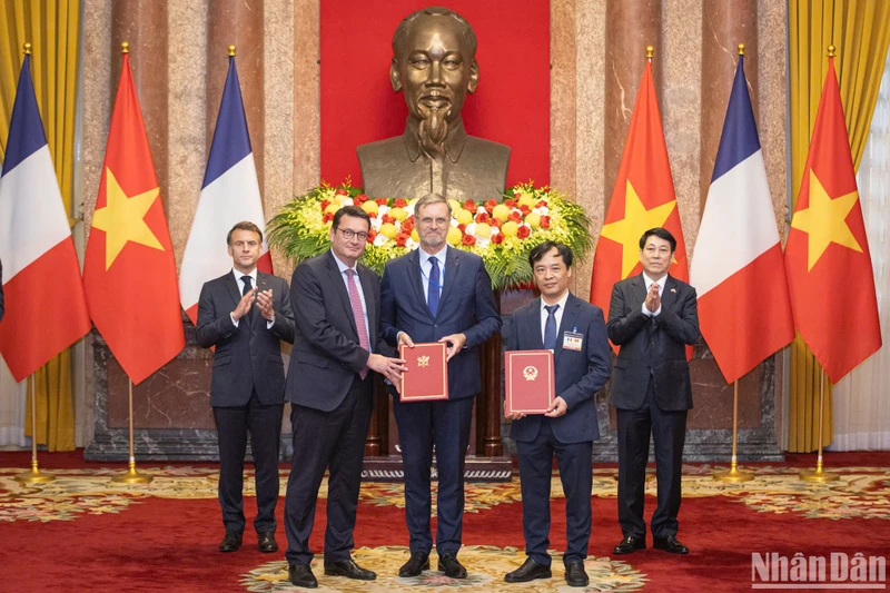 Trao văn kiện hợp tác giữa Viện Hàn lâm Khoa học và Công nghệ Việt Nam và Airbus Defense and Space cùng Trung tâm Nghiên cứu Vũ trụ quốc gia Pháp tại Phủ Chủ tịch.