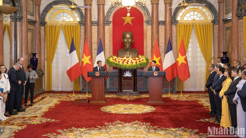 Chủ tịch nước Lương Cường và Tổng thống Pháp Emmanuel Macron gặp gỡ báo chí.