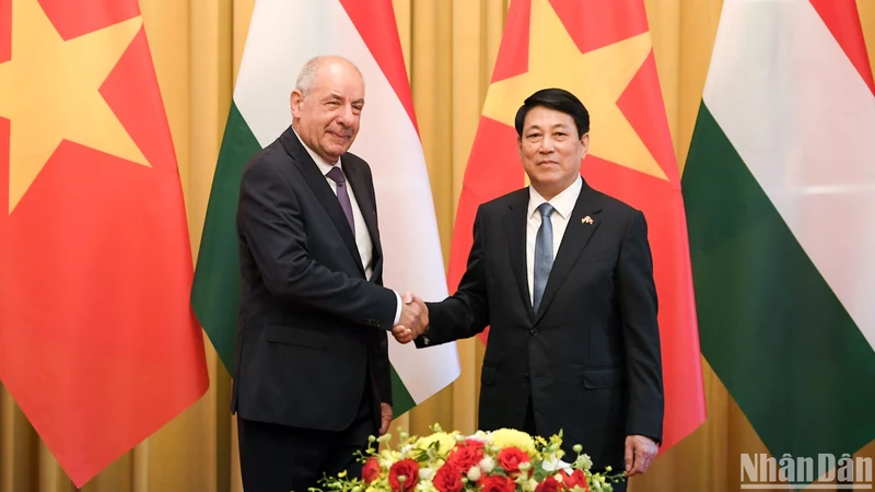 Chủ tịch nước Lương Cường hội đàm với Tổng thống Hungary Sulyok Tamás.