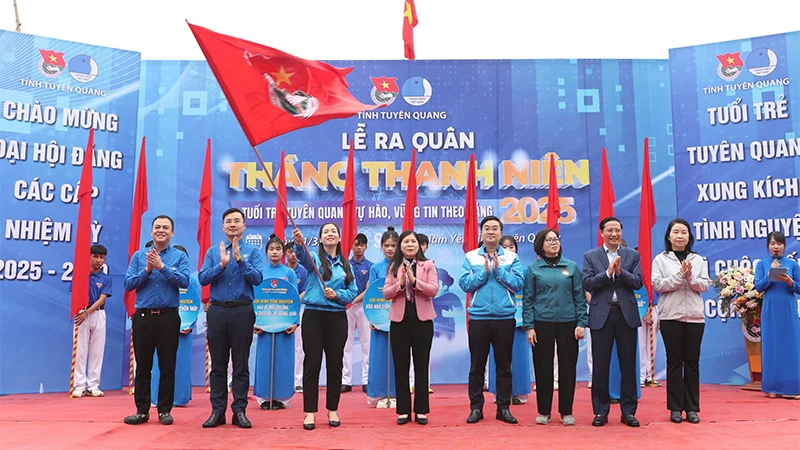 Các đại biểu thực hiện nghi thức ra quân Tháng Thanh niên năm 2025.
