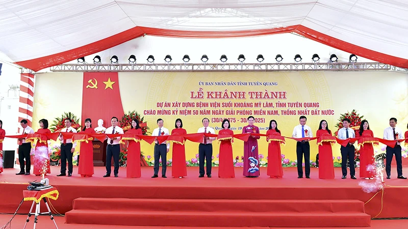 Các đại biểu cắt băng khánh thành Bệnh viện Suối khoáng Mỹ Lâm.