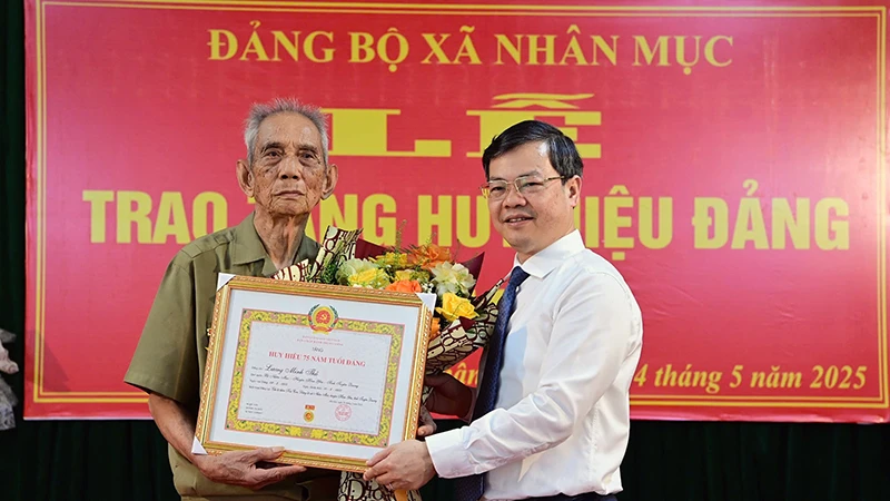 Đồng chí Nguyễn Văn Sơn, Phó Bí thư Tỉnh ủy, Chủ tịch Ủy ban nhân dân tỉnh Tuyên Quang trao Huy hiệu 75 tuổi Đảng cho đảng viên Lương Minh Thủ, chi bộ thôn Kai Con, Đảng bộ xã Nhân Mục, huyện Hàm Yên.