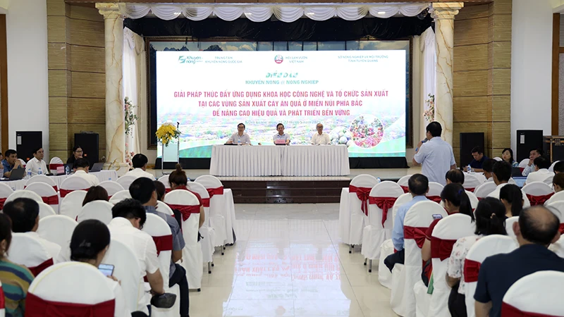 Các đại biểu thảo luận tại diễn đàn.