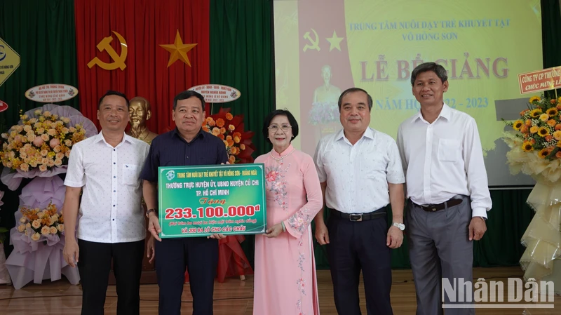Nguyễn Thị Thu Hà, Giám đốc Trung tâm Nuôi dạy trẻ khuyết tật Võ Hồng Sơn đón nhận tình cảm, sự chung tay chia sẻ từ các cơ quan, doanh nghiệp, địa phương và nhà hảo tâm. 