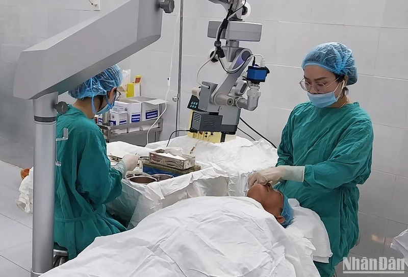 Bệnh nhân nghèo Quảng Ngãi được các bác sĩ phẫu thuật thay thủy tinh thể bằng phương pháp Phaco.