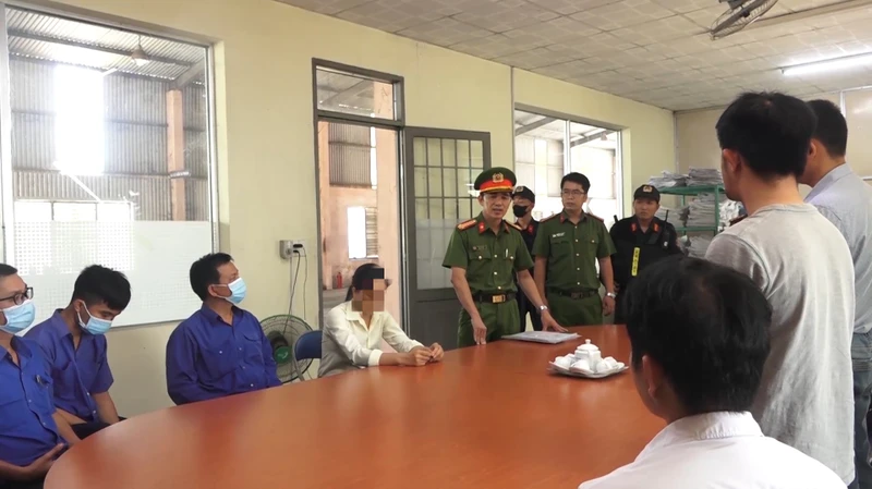 Lực lượng chức năng thực hiện Lệnh khám xét nơi làm việc của các bị can trong vụ án hình sự “Giả mạo trong công tác” xảy ra tại Trung tâm đăng kiểm xe cơ giới 76-02D. (Ảnh: Công an Quảng Ngãi cung cấp) 