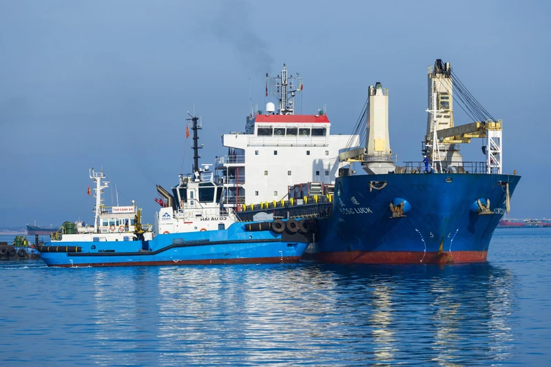 Tàu MV SCSC Luck là tàu thương mại đầu tiên cập cảng tổng hợp container Hòa Phát Dung Quất.