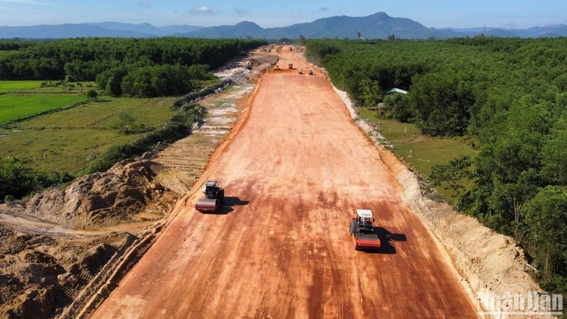 Đến thời điểm này, Quảng Ngãi đã bàn giao gần 89% diện tích mặt bằng dự án cao tốc Quảng Ngãi-Hoài Nhơn cho nhà thầu thi công. 