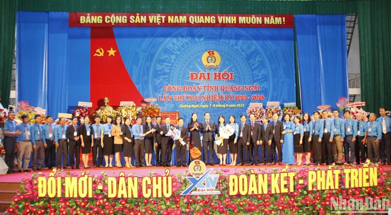 Lãnh đạo tỉnh Quảng Ngãi và Tổng Liên đoàn Lao động Việt Nam tặng hoa chúc mừng Ban Chấp hành Liên đoàn Lao động tỉnh Quảng Ngãi khóa 14, nhiệm kỳ 2023-2028. 