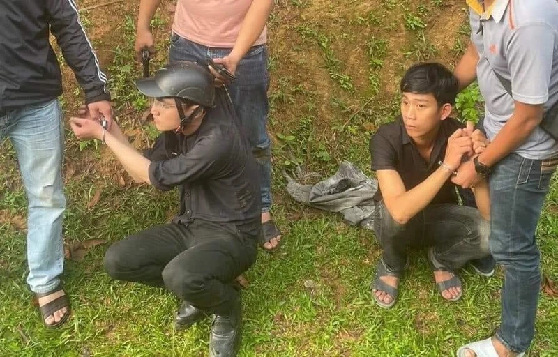 2 nghi phạm bắn 2 nữ lao công khi đang quét rác trong đêm bị lực lượng chức năng bắt giữ tại huyện miền núi Ba Tơ (Quảng Ngãi). 