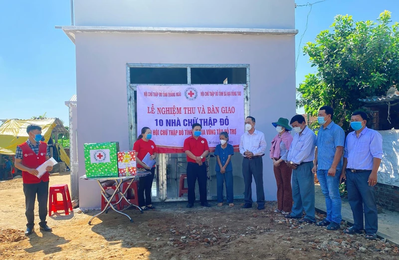 Bàn giao nhà tình thương cho hộ nghèo huyện Sơn Tịnh (Quảng Ngãi) từ nguồn tài trợ của Hội Chữ thập đỏ tỉnh Bà Rịa-Vũng Tàu.