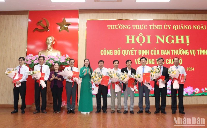 Lãnh đạo Tỉnh ủy Quảng Ngãi trao Quyết định và tặng hoa chúc mừng 9 đồng chí thuộc diện Ban Thường vụ Tỉnh ủy Quảng Ngãi được điều động, luân chuyển nhận nhiệm vụ mới. 