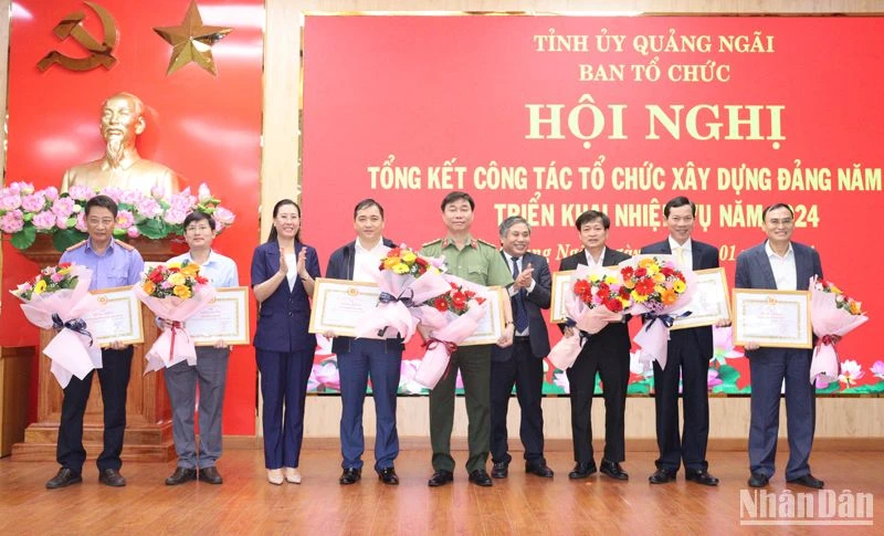 Trao Bằng khen của Ban Thường vụ Tỉnh ủy Quảng Ngãi cho các tổ chức đảng, cơ quan chuyên trách tham mưu, giúp việc Tỉnh ủy đạt tiêu chuẩn "Hoàn thành xuất sắc nhiệm vụ" tiêu biểu năm 2023. 