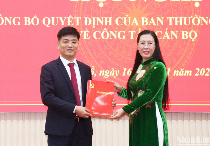 Đồng chí Bùi Thị Quỳnh Vân, Ủy viên Trung ương Đảng, Bí thư Tỉnh ủy, Chủ tịch Hội đồng nhân dân tỉnh Quảng Ngãi trao Quyết định chuẩn y chức vụ tân Bí thư thị xã Đức Phổ Đỗ Tâm Hiển.
