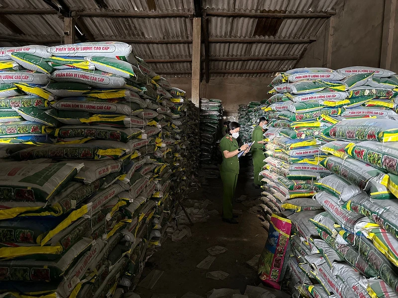 Công an tỉnh Quảng Ngãi tạm giữ hơn 271 tấn phân bón giả về chất lượng của Công ty trách nhiệm hữu hạn một thành viên Việt Đức sản xuất tại cụm công nghiệp Quán Lát, xã Đức Chánh, huyện Mộ Đức. 