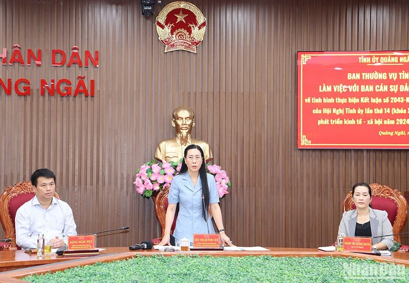 Đồng chí Bùi Thị Quỳnh Vân, Ủy viên Trung ương Đảng, Bí thư Tỉnh ủy, Chủ tịch Hội đồng nhân dân tỉnh Quảng Ngãi phát biểu tại cuộc họp.