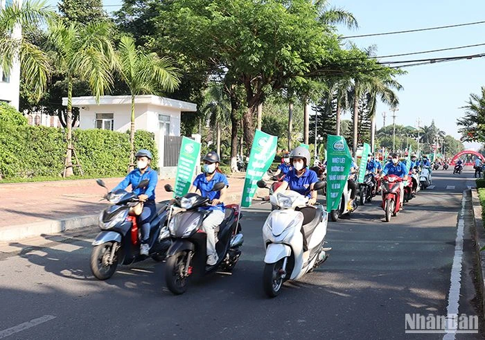 Lực lượng đoàn viên, thanh niên tham gia diễu hành trên các tuyến phố ở thành phố Quảng Ngãi kêu gọi mọi người tuân thủ các quy định pháp luật về an toàn thực phẩm.