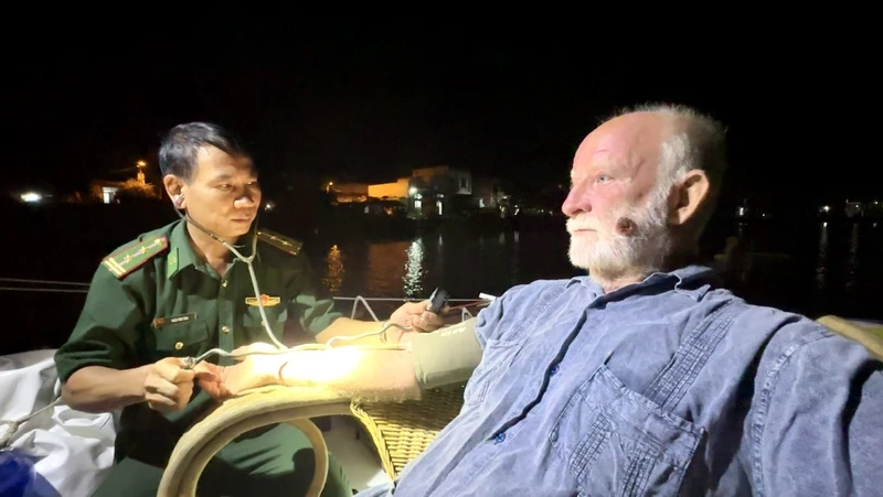 Đồn Biên phòng Sa Huỳnh thăm khám sức khỏe cho ông Quinn Richard Anthony.