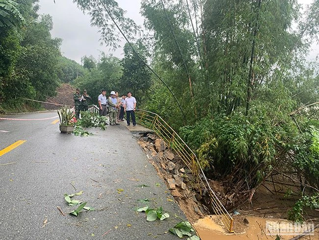 Phó Chủ tịch Ủy ban nhân dân tỉnh Quảng Ngãi Trần Phước Hiền kiểm tra điểm sạt lở trên tuyến ĐT.624B tại vị trí Km19+800 thuộc thôn Thuận Hòa, xã Hành Thịnh, huyện Nghĩa Hành.