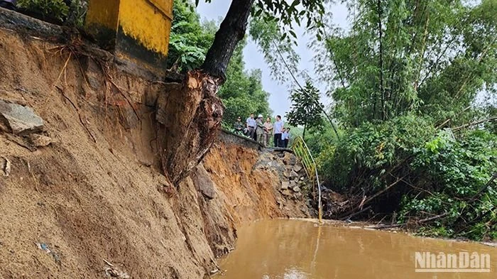 Lũ lớn trên sông Vệ làm sạt lở cuối trôi toàn bộ mái ta-luy âm nền đường ĐT.624B đoạn qua Dinh Bà, thôn Thuận Hòa, xã Hành Thịnh, với chiều dài khoảng 15m, gây nguy cơ xảy ra tai nạn cho người và phương tiện khi tham gia giao thông qua vị trí này. 