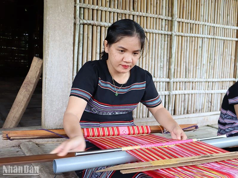 Nghệ nhân Y Hòa luôn trao trọn tình yêu vào nghề dệt thổ cẩm.