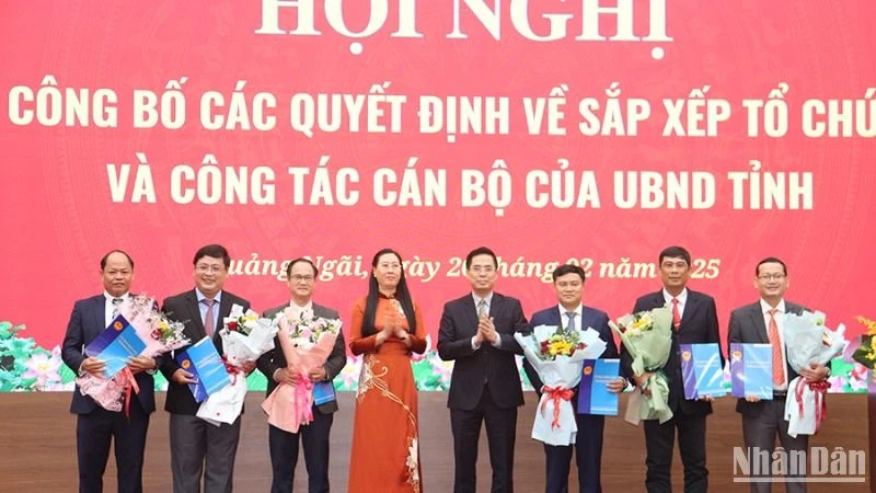 Lãnh đạo tỉnh Quảng Ngãi trao quyết định và tặng hoa chúc mừng tập thể lãnh đạo Sở Nông nghiệp và Môi trường.