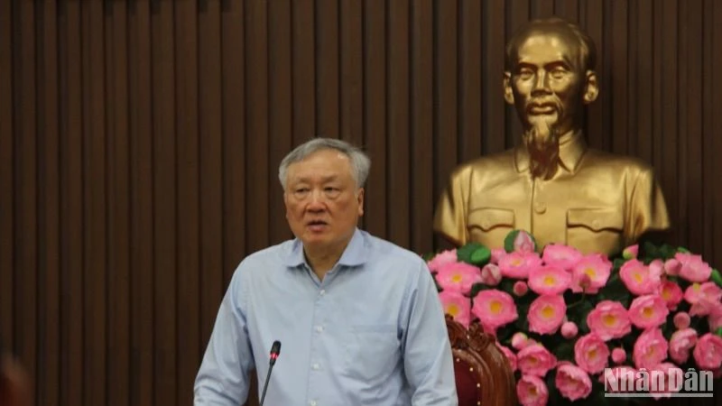 Phó Thủ tướng Thường trực Chính phủ Nguyễn Hòa Bình phát biểu kết luận tại buổi làm việc.