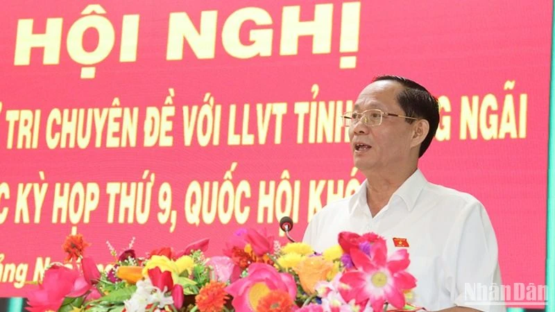 Phó Chủ tịch Quốc hội Trần Quang Phương phát biểu tại buổi tiếp xúc cử tri chuyên đề với Lực lượng vũ trang tỉnh Quảng Ngãi.