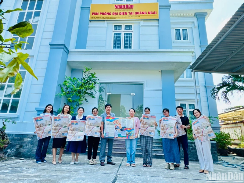 Đại diện Văn phòng Báo Nhân Dân tại Quảng Ngãi trao tặng phụ san đặc biệt của Báo Nhân Dân cho các bạn trẻ.