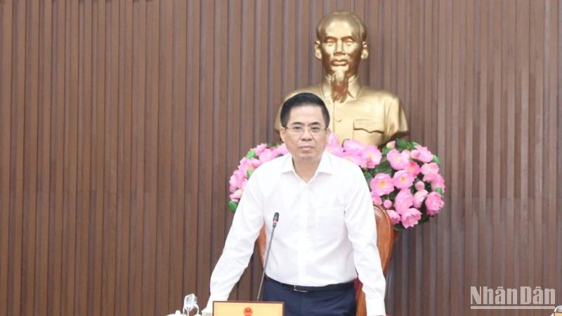 Chủ tịch Ủy ban nhân dân tỉnh Quảng Ngãi Nguyễn Hoàng Giang yêu cầu tạm dừng tổ chức các đoàn đi tham quan, học tập kinh nghiệm trong thời điểm hiện nay.