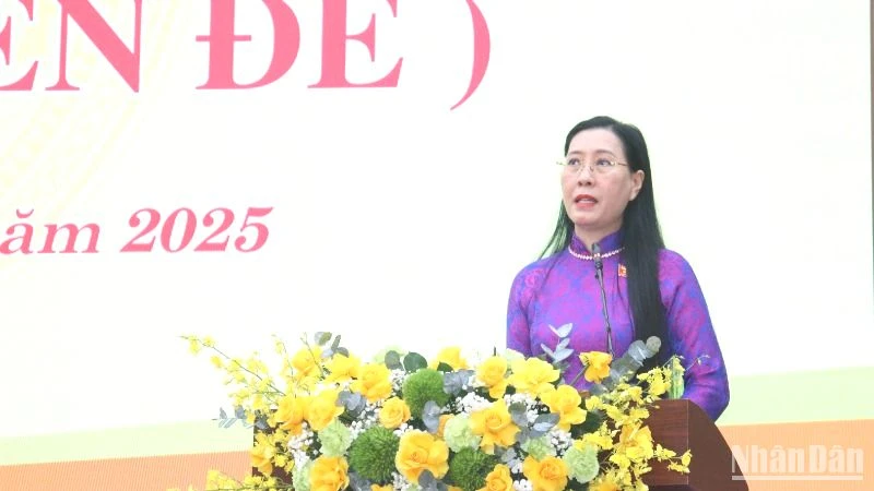 Đồng chí Bùi Thị Quỳnh Vân, Ủy viên Trung ương Đảng, Bí thư Tỉnh ủy, Chủ tịch Hội đồng nhân dân tỉnh Quảng Ngãi phát biểu tại kỳ họp.