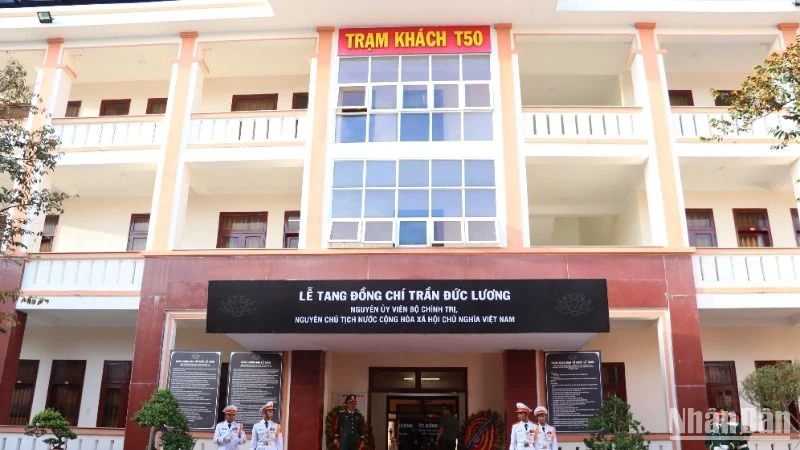 Hội trường Nhà khách T50, Bộ Chỉ huy Quân sự tỉnh Quảng Ngãi là một trong 3 địa điểm diễn ra Lễ viếng nguyên Chủ tịch nước Trần Đức Lương tại tỉnh Quảng Ngãi.