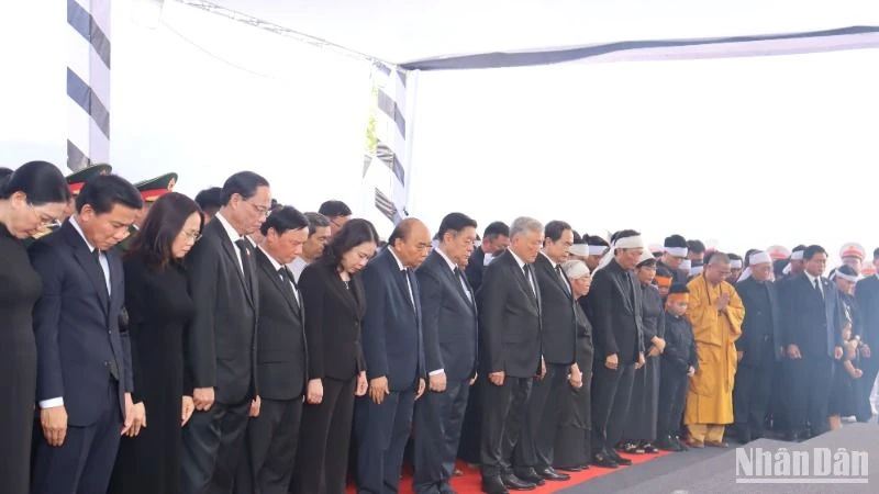 Các đồng chí lãnh đạo, nguyên lãnh đạo Đảng, Nhà nước; lãnh đạo, nguyên lãnh đạo tỉnh Quảng Ngãi; Mặt trận Tổ quốc Việt Nam và gia đình kính cẩn nghiêng mình dành một phút mặc niệm tiễn biệt nguyên Chủ tịch nước Trần Đức Lương.