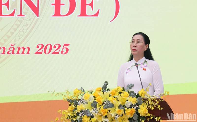 Đồng chí Bùi Thị Quỳnh Vân, Ủy viên Trung ương Đảng, Bí thư Tỉnh ủy, Chủ tịch Hội đồng nhân dân tỉnh Quảng Ngãi phát biểu tại kỳ họp.
