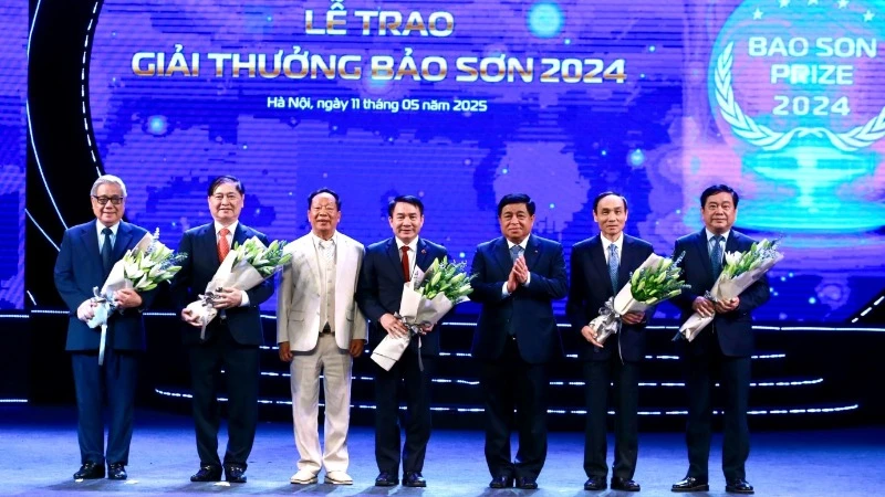Phó Thủ tướng Nguyễn Chí Dũng và ông Nguyễn Trường Sơn vinh danh 4 nhà khoa học đạt Giải thưởng Bảo Sơn năm 2024.