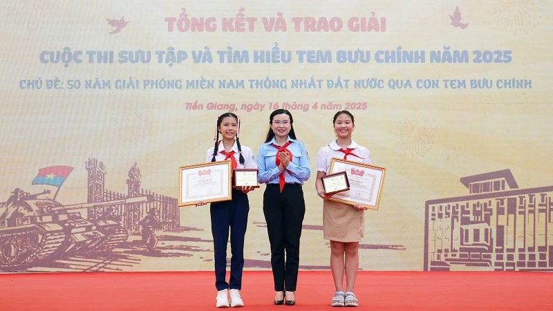 Bí thư Trung ương Đoàn, Chủ tịch Hội đồng Đội Trung ương Nguyễn Phạm Duy Trang (ở giữa) trao giải đặc biệt tặng các thí sinh ở 2 khối thi tiểu học và trung học cơ sở. 