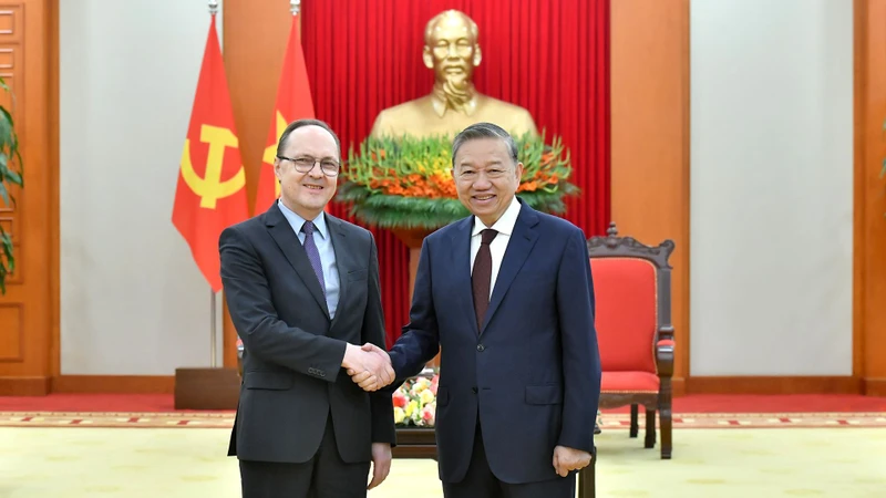 Tổng Bí thư Tô Lâm tiếp Đại sứ Đặc mệnh toàn quyền Liên bang Nga tại Việt Nam Gennady Stepanovich Bezdetko ngày 2/4/2025. (Ảnh: ĐĂNG KHOA).