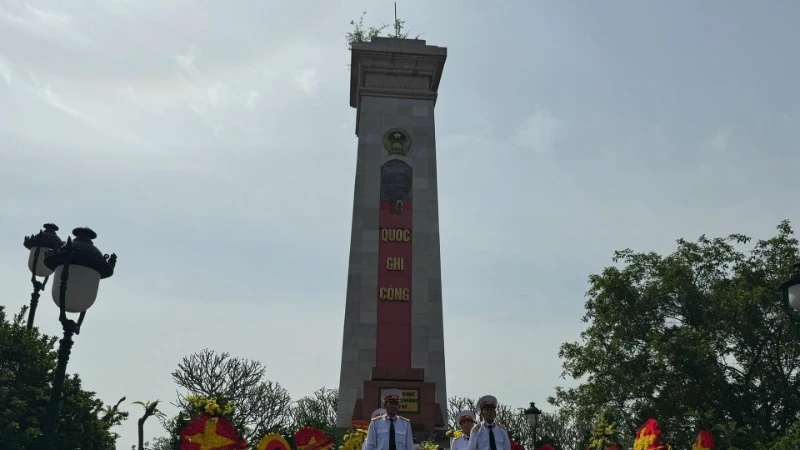 Lễ tưởng niệm liệt sĩ Nguyễn Văn Thưởng tại Đài tưởng niệm Nghĩa trang Liệt sĩ Yên Viên, Gia Lâm, Hà Nội.