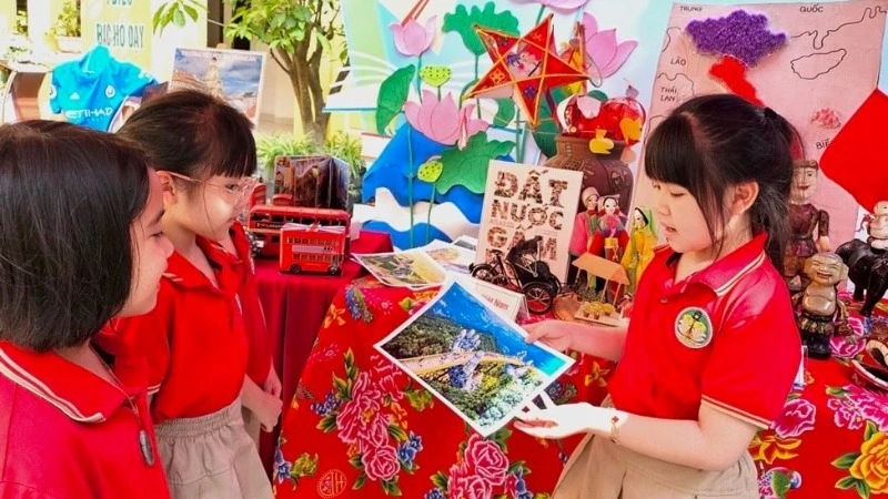 Học sinh Trường tiểu học chất lượng cao Tràng An (quận Hoàn Kiếm, Hà Nội) khám phá văn hóa các nước tại Ngày hội Ngôn ngữ được tổ chức tại trường.