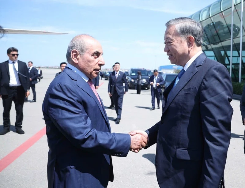 Phó Thủ tướng thứ nhất Azerbaijan Yagub Eyyubov tiễn Tổng Bí thư Tô Lâm tại Sân bay quốc tế Heydar Aliyev, Thủ đô Baku. (Ảnh: THỐNG NHẤT/TTXVN)
