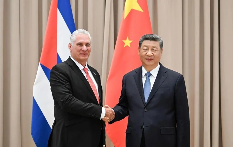 Chủ tịch Cuba Miguel Díaz-Canel và người đồng cấp Trung Quốc Tập Cận Bình trong cuộc gặp tại Moskva bên lề Lễ Kỷ niệm 80 năm Ngày Chiến thắng trong Chiến tranh Vệ quốc vĩ đại. (Nguồn: Xinhua)