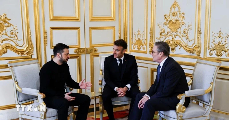 (Từ trái sang) Tổng thống Ukraine Volodymyr Zelensky, Tổng thống Pháp Emmanuel Macron và Thủ tướng Anh Keir Starmer trong cuộc gặp bên lề hội nghị thượng đỉnh “Liên minh tự nguyện" ở Paris (Pháp) ngày 27/3. (Ảnh: REUTERS/TTXVN)