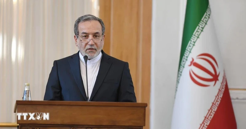 Ngoại trưởng Iran Seyed Abbas Araghchi trong một cuộc họp báo tại Tehran. (Ảnh: THX/TTXVN)