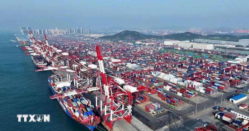 Cảng hàng hóa ở Thanh Đảo, tỉnh Sơn Đông (Trung Quốc). (Ảnh: THX/TTXVN)