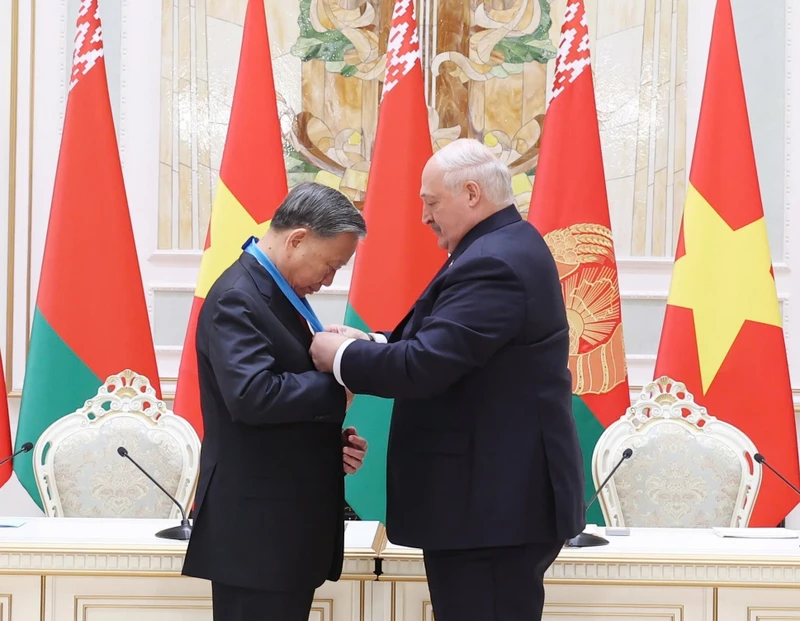 Tổng thống Belarus Aleksandr Lukashenko trao tặng Huân chương Hữu nghị các dân tộc của Belarus cho Tổng Bí thư Tô Lâm. (Ảnh: THỐNG NHẤT/TTXVN)